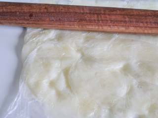 3、宝宝鳕鱼土豆饼,用擀面棍压成土豆泥。这样非常快手，很多种食材打泥我都会用这个方法。