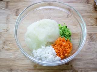 4、宝宝鳕鱼土豆饼,将胡萝卜，西蓝花焯水后切碎末。