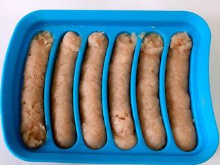 5、山药猪肉肠,将猪肉肠挤入模具。