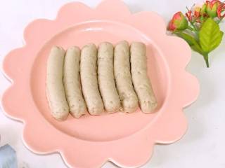7、山药猪肉肠,出锅，晾凉后就可以给宝宝吃了。吃不完的放入冰箱冷冻保存。