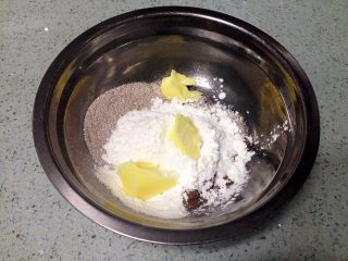 1、咖啡夹心磅蛋糕,把夹心材料倒入无水无油的盆中。