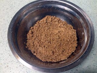 2、咖啡夹心磅蛋糕,用手搓成无干粉细砂状，备用。