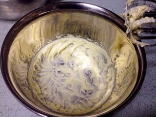 3、咖啡夹心磅蛋糕,黄油室温软化后，用打蛋器打至顺滑。