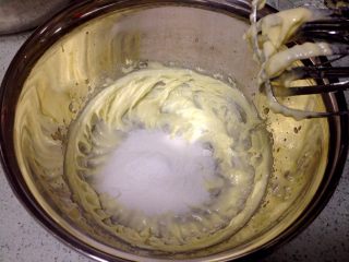 4、咖啡夹心磅蛋糕,加入细砂糖。