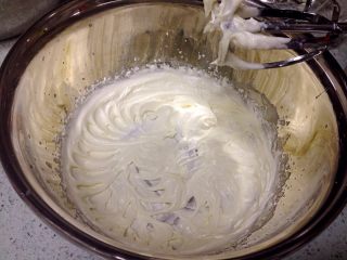 5、咖啡夹心磅蛋糕,打蛋器打至蓬松发白。