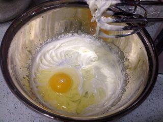 6、咖啡夹心磅蛋糕,打入鸡蛋。