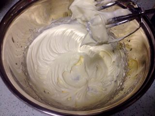 7、咖啡夹心磅蛋糕,打蛋器打至充分融合。