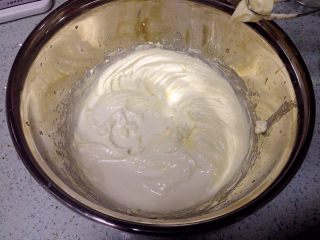 8、咖啡夹心磅蛋糕,倒入淡奶油和柠檬汁。