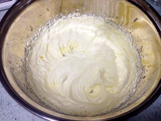 9、咖啡夹心磅蛋糕,打蛋器打至充分融合。