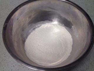 10、咖啡夹心磅蛋糕,把低筋面粉、泡打粉、小苏打、盐、香草粉混合。