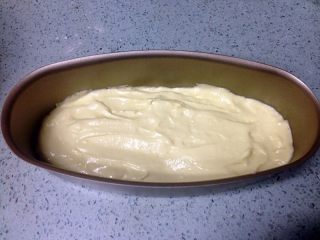 12、咖啡夹心磅蛋糕,烤箱预热170度。把一半蛋糕糊倒入模具。