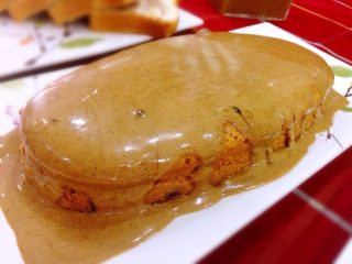 16、咖啡夹心磅蛋糕,剩下的咖啡夹心料倒入适量淡奶油，隔热搅拌融化，晾温后淋在蛋糕表面。完成。