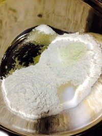 1、香蕉玉米披萨,高筋面粉、低筋面粉、奶粉、酵母粉、盐、糖、玉米油,先拌匀。