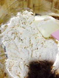 2、香蕉玉米披萨,慢慢加水、成絮状、无干粉。