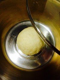 3、香蕉玉米披萨,揉成光滑面团,盖盖子、温暖处发酵。