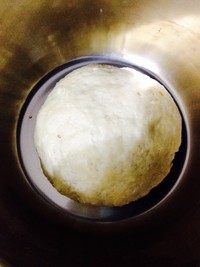 4、香蕉玉米披萨,发酵至两倍大左右,再揉成光滑面团!醒至15分钟左右,最好这次也发酵至两倍大。