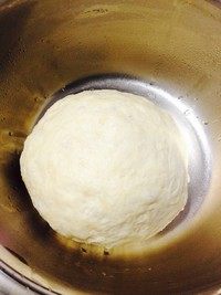 5、香蕉玉米披萨,一次发酵后、盖保鲜膜、入冰箱冷藏醒制的!次日早晨操作,这样面团软、省时间。