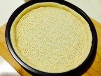 8、香蕉玉米披萨,用叉子随意扎眼,以免加热鼓起。