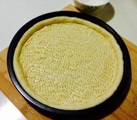 9、香蕉玉米披萨,烤箱预热,上下火、180度、5分钟!饼皮表面刷少许全蛋液,尤其四周高檐面皮。