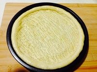 11、香蕉玉米披萨,烤过的饼皮!喜欢奶酪的,先趁热撒上适量马苏里拉奶酪,我没放入。