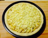 13、香蕉玉米披萨,依次均匀撒入熟玉米粒、马苏里拉(按喜好调量)。