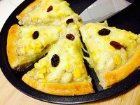 15、香蕉玉米披萨,撒点提子干就完成了。