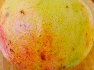 2、石榴气泡鸡尾酒,把石榴洗净