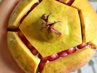 3、石榴气泡鸡尾酒,从石榴顶部延伸至表皮用刀划开