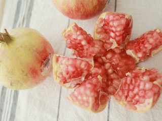 4、石榴气泡鸡尾酒,像花瓣状掰开石榴