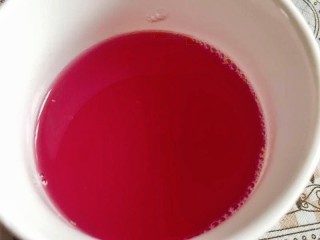 7、石榴气泡鸡尾酒,制成石榴汁