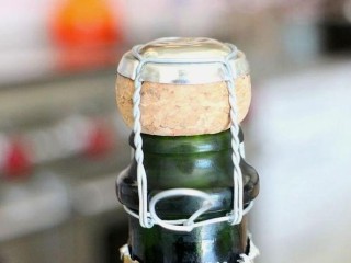 10、石榴气泡鸡尾酒,剥开铝箔酒帽后，露出的是，带有铁丝网包着的木塞