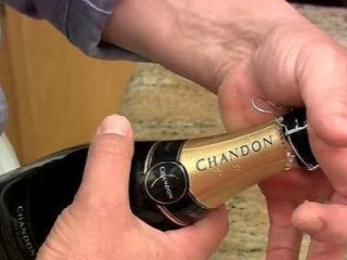 12、石榴气泡鸡尾酒,用大拇指和食指扣住木塞，手掌紧紧握住木塞， 防止它弹出。如果你嫌手痛，或者，觉得手会滑出，就拿桌上的餐巾，裹住木塞，然后再用大拇指和食指扣紧餐巾包着的木塞。