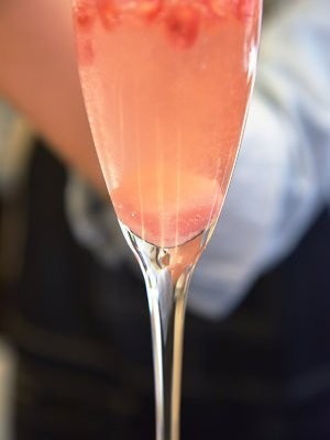 17、石榴气泡鸡尾酒,往杯中加入10到20毫升的石榴汁