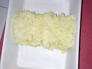 2、超满足便当????,将煮好的米饭????盛好