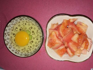 3、超满足便当????,在煮米饭的时候可以准备食材，将西红柿????切块。不喜欢带皮的小伙伴可以划十字用开水烫一下去皮。