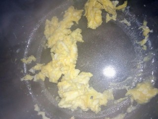 4、超满足便当????,热锅，放油，加入鸡蛋。有的小伙伴会习惯先放西红柿，这个没什么强制的要求，看个人喜好。