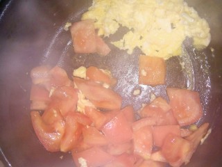 5、超满足便当????,鸡蛋成形，能闻到香味的时候加入西红柿????。