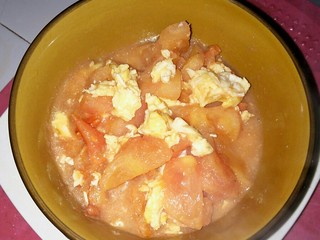 6、超满足便当????,将炒好的西红柿鸡蛋盛到碗里，小伙伴们可以根据自己的口味加材料，喜欢甜的可以加点糖，不是特别爱吃甜的可以放点盐。爱吃甜的我喜欢在快出锅的时候放点糖。