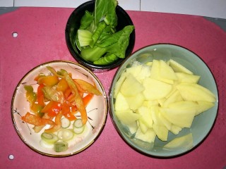 7、超满足便当????,将土豆切片，青菜洗净，辣椒切条，葱切好备用。