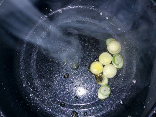 8、超满足便当????,热锅，放油，加入葱花。