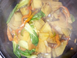 9、超满足便当????,加入土豆翻炒，当土豆快熟的时候加入青菜和辣椒。