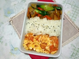 11、超满足便当????,再将刚出锅的土豆青菜摆放好，并加入芝麻点缀。