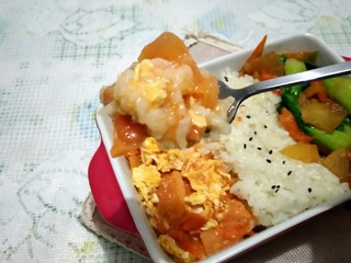 13、超满足便当????,我要开吃啦，吃的时候可以分开吃，只酸甜的吃西红柿鸡蛋。