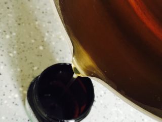 5、广式红豆沙蛋黄月饼,煮好的糖浆应该是琥珀色的，浓稠度和蜂蜜相近，冷却后会更稠，一般都提前做好，放置几天以后用会更好。