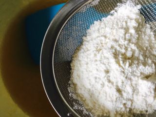 10、广式红豆沙蛋黄月饼,筛入月饼粉