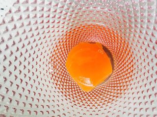 13、广式红豆沙蛋黄月饼,蛋黄在白酒中滚一圈以去腥增香