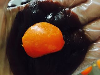 19、广式红豆沙蛋黄月饼,取豆沙馅，用手掌按扁，中间放入半个蛋黄