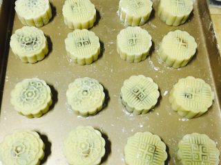 26、广式红豆沙蛋黄月饼,依次做好所有，轻轻均匀喷上水