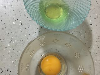 28、广式红豆沙蛋黄月饼,取一个鸡蛋黄和三分之一蛋清搅匀准备刷面。