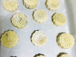 34、广式红豆沙蛋黄月饼,两盘交替烤制，省时省电，不是不粘烤盘铺油纸